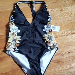 women’s one piece bathing suit size M.NWT.